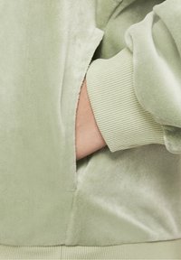 Nike Sportswear NSW PO COZY - Luvtröja - oil green