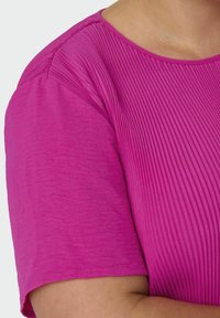 ONLY Carmakoma Plissé CARBADOTTE Short - Jurk - beetroot purple