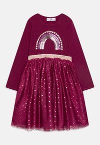 Abito lungo bordeaux con maniche lunghe, caratterizzato da un design arcobaleno in paillettes, una fascia dorata luccicante in vita e una gonna in tulle stratificato con motivi a cuore.