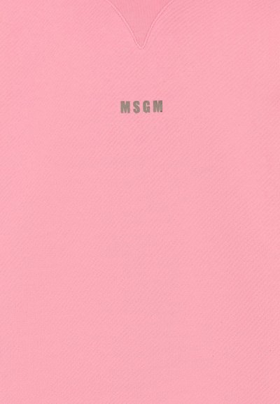 Roze gebreide trui met een V-halsontwerp, voorzien van een zilveren "MSGM" logo op de voorkant. De textuur is zacht en glad.