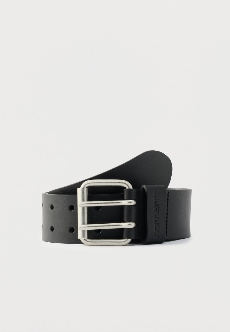 Μαύρη δερμάτινη ζώνη με ασημένια μεταλλική αγκράφα, με λεία υφή και κυκλικά τρύπες κατά μήκος του ιμάντα για ρυθμιζόμενο μέγεθος.