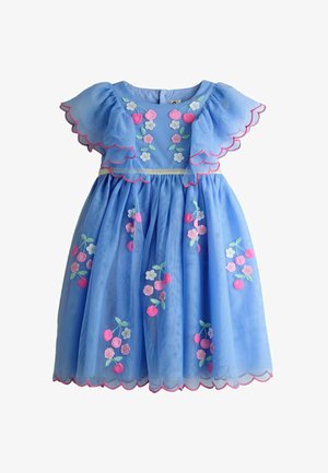 Jasnoniebieska sukienka z tiulu, z różowymi, falistymi rękawami oraz haftowanymi kwiatami i wiśniami. Posiada cienki, złoty pas w talii.