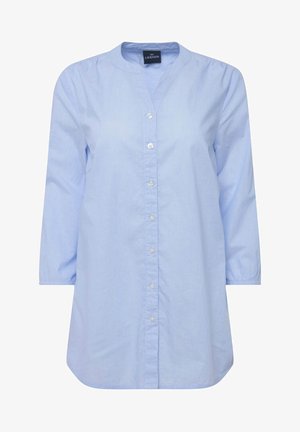 Lichtblauwe lange mouwen shirt met een ronde kraag, sluiting met knopen aan de voorkant en geraffineerde mouwen. Gemaakt van een gladde, ademende stof.