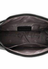 Schwarzes Innenfutter einer Tasche aus Kunstleder mit Reißverschluss. Das graue Futter zeigt ein dezentes, sich wiederholendes Logomuster. Enthält eine kleine Innentasche.