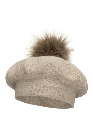 Beige gestrickte Baskenmütze mit einer weichen, runden Form und einem auffälligen, braunen Fellpompon oben. Sie hat eine subtile Textur und ein kleines Markenschild.