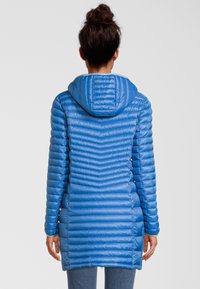 Blå fodrad jacka med huva, med quiltad sömnad, lång silhuett och en slät, glänsande yta.