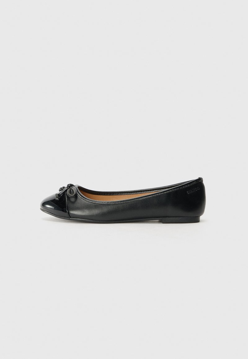 Zwarte leren balletschoenen met een glanzende zwarte neuskap en een decoratieve strik aan de voorkant. Platte zool en een soepele textuur.
