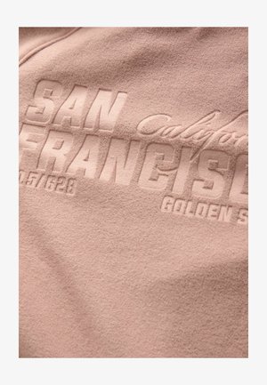 Rosa Sweatshirt mit geprägtem Text: "SAN FRANCISCO," "Kalifornien" und "Golden State." Weicher Stoff mit einem dezenten Muster.