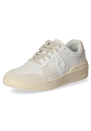Sneaker bianche in pelle con finitura strutturata, dettagli beige, punta perforata e lacci piatti beige. Presentano un logo laterale e un collare imbottito.