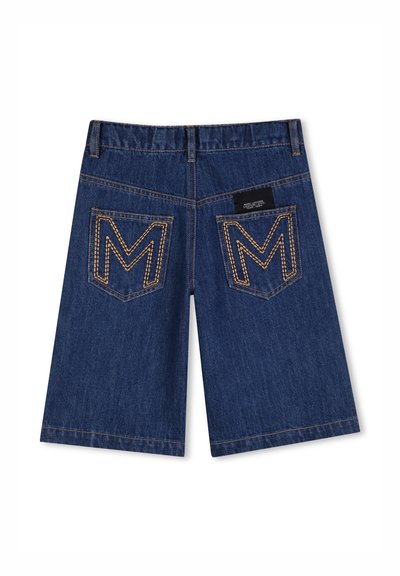 Short en jean bleu foncé avec grandes poches arrière ornées de surpiqûres jaunes et une petite étiquette de la marque sur la ceinture.
