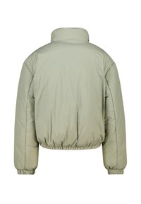 Chaqueta acolchada verde claro con cuello alto, puños elásticos y dobladillo, que presenta un acabado suave y mate, y un corte holgado.