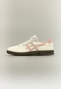 Balti ir rožiniai sportbačiai iš odos ir sintetinių medžiagų, žemo profilio dizainas, su tekstūruotais akcentais ir tamsia pado dalimi.