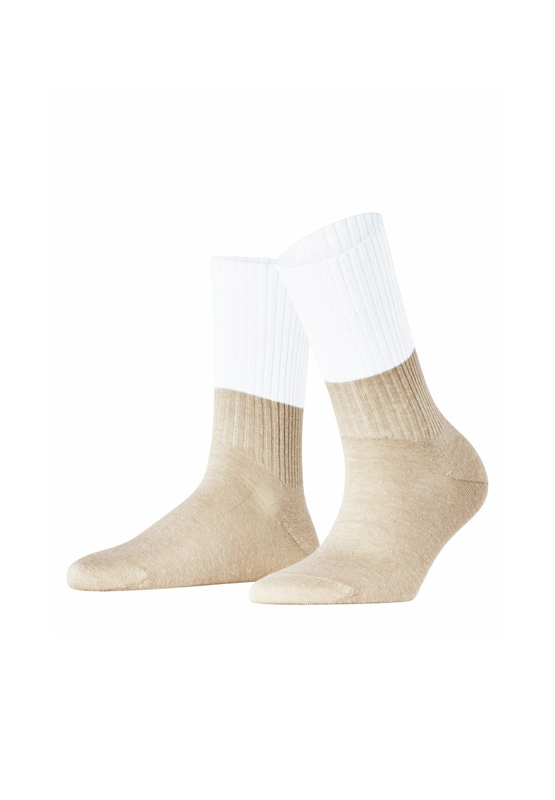 Beige und weiße Crew-Socken mit gerippter Textur. Der Fußbereich ist einfarbig beige, mit einem glatten weißen Bündchen und kontrastierenden Rippdetails an der Oberseite.