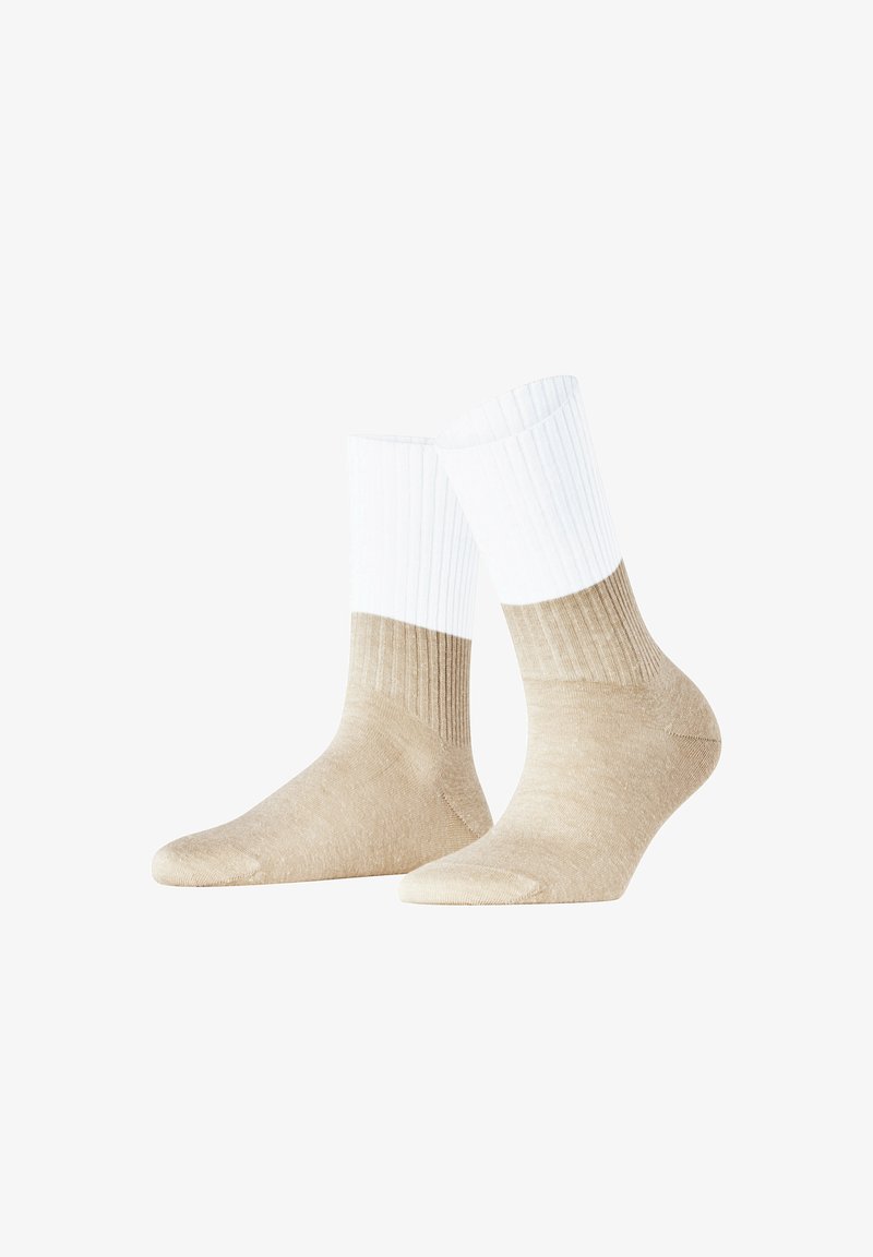 Beige und weiße Crew-Socken mit gerippter Textur. Der Fußbereich ist einfarbig beige, mit einem glatten weißen Bündchen und kontrastierenden Rippdetails an der Oberseite.