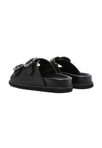 Zwarte gevlochten slidesandalen met een textuur oppervlak, platformzool en decoratieve accenten op de banden.
