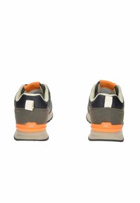 Sneakers di colore verde scuro e nero con accenti arancioni, suola imbottita e tomaia in tessuto. Materiale a contrasto sul tallone con logo "GAP".