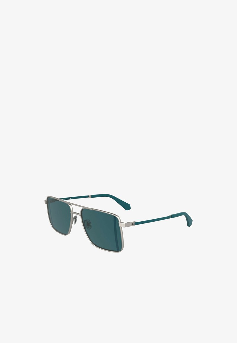 Occhiali da sole con montatura in metallo e aste color turchese, dotati di lenti scure. Forma rettangolare con un design elegante. Dettagli notevoli includono un logo sottile sul lato.