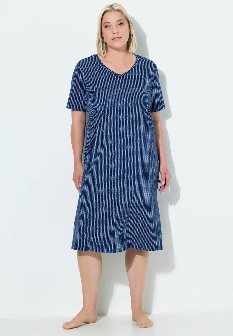 Abito blu navy a maniche corte con scollatura a V, caratterizzato da un motivo a righe verticali e una vestibilità ampia, che arriva a metà polpaccio; tessuto morbido.
