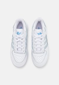 adidas Originals FORUM BOLD STRIPES - Sporta apavi - foottwear white/halo blue/light blue