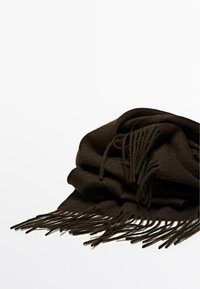 Mørkebrun uldscarf med en blød tekstur, der har lange frynser langs den ene kant. Foldet og drapert for at vise designets detaljer.