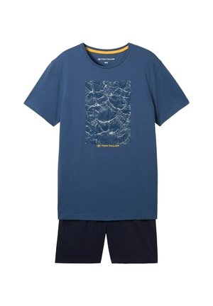 Camiseta azul marino con un estampado texturizado de patrón acuático y una franja amarilla en el cuello, combinada con pantalones cortos azules marinos a juego.