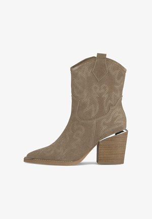 Botte de cowboy en daim tan avec des coutures élaborées, bout pointu et un talon décoratif présentant un design en bois empilé et un accent métallique.