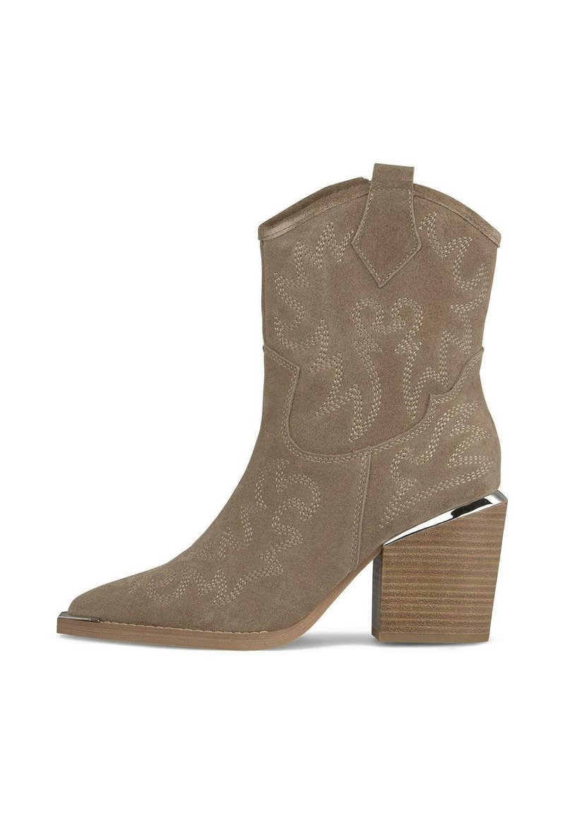 Botte de cowboy en daim tan avec des coutures élaborées, bout pointu et un talon décoratif présentant un design en bois empilé et un accent métallique.