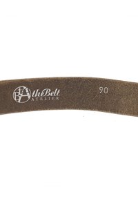 Ruskea nahkavyö, jossa on teksturoitu pinta. Vyössä on hopealla kohokuvioitu logo "theBelt Atelier" ja koko "90".