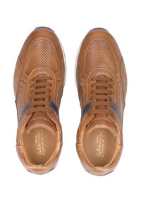 Braune Lederschuhe mit durchbrochener Verarbeitung, dunklem Lederakzent, Schnürdesign, abgerundeter Zehenform und glatter Textur.