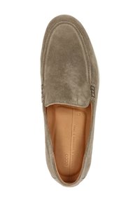 Mocassin en daim marron clair à enfiler avec un bout arrondi, des coutures détaillées, et une semelle intérieure en cuir beige portant la taille 42 et le nom de la marque ECCO.