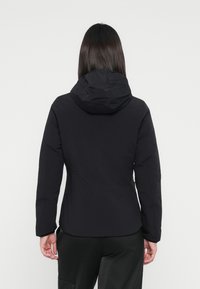 Giacca nera isolante con cappuccio staccabile, tessuto liscio, design aderente e maniche lunghe. La vista posteriore mette in mostra linee pulite e dettagli minimi.