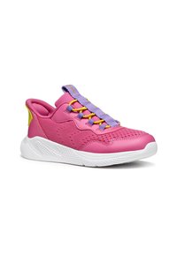 Scarpa sportiva rosa con tomaia in rete, suola bianca, lacci viola e dettagli gialli. Presenta una punta arrotondata e un motivo testurizzato sui lati.