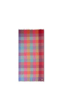 Kleurrijk geruit deken met afwisselende vierkanten in rood, roze, blauw, paars en oranje. Afgewerkte randen met lichte franjes.