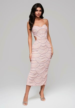 Abito midi rosa con una texture a coste, caratterizzato da un motivo a scallop e dettagli cut-out. Spalline sottili e silhouette aderente.