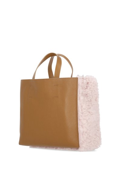 Borsa a spalla in pelle color tan con due manici, caratterizzata da un pannello laterale sfocato rosa. Texture liscia sulla pelle; finitura morbida e texturizzata sul lato rosa.