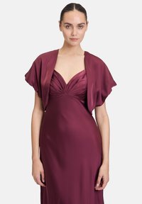 Bordeaux-farbenes Satin-Kleid mit tiefem Ausschnitt und gefälteltem Detail, begleitet von einem passenden, drapierten Schal. Glatte, elegante Textur.