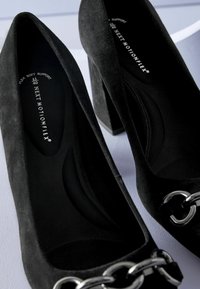 Next FOREVER COMFORT WITH MOTIONFLEX HARDWARE TRIM SQUARE TOE COURT - Pumps - black