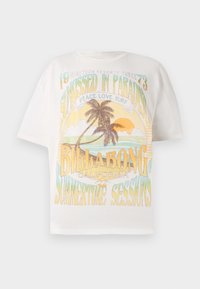 Hvit bomull T-skjorte med et fargerikt grafisk trykk med palmer, sol og tekst: "SUNKISSED IN PARADISE," "BILLABONG," og "SUMMERTIME SESSIONS."