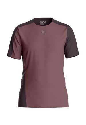 Herren-Athletikshirt mit kurzen Ärmeln in gedämpftem Mauve, mit dunkelgrauen Seitenteilen und kleinem weißen Logo auf der Brust und dem Innenkragen.