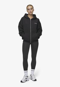 Pegador CLARITA OVERSIZED - Majica s kapuljačom i patentnim zatvaračem - black/white gum