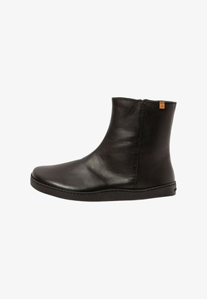Zwarte leren enkellaars met een gladde textuur, ronde neus en minimale contrasterende stiksels. Bevat een merklabel op de enkelnaad. Platte rubberen zool.