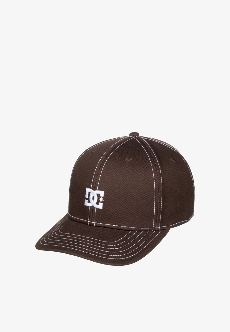 Casquette marron en tissu avec une forme structurée, présentant des coutures blanches et un logo blanc à l'avant. Coutures décoratives le long de la visière.