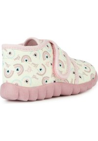 Helle Hausschuhe mit einem Klettverschluss, die ein verspieltes Regenbogenmuster in sanften Pastellfarben und eine rosa strukturierte Sohle aufweisen.