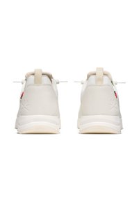 Zapatillas deportivas blancas con un acabado mate y suave, que cuentan con cordones elásticos, un suave tirador en el talón y un detalle de logo en el costado.