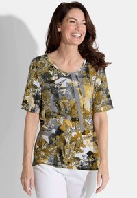 Korte mouwen blouse in geel, grijs en zwart. Kenmerkt zich door ingewikkelde paisleypatronen, heeft een ronde halslijn en een zachte textuur.