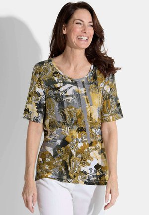 Blouse à manches courtes en jaune, gris et noir. Présente des motifs paisley complexes avec un décolleté en arrondi et une texture lisse.