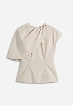 Ασύμμετρη μπεζ μπλούζα με ένα κοντό μανίκι και ένα ριχτό υπερμεγέθες μανίκι, εφαρμοστή μέση και σούρες στο ντεκολτέ.