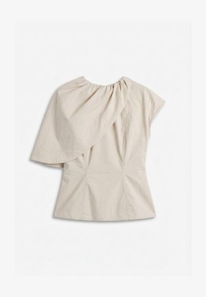 Blusa beige asimmetrica con una manica corta e una manica drappeggiata oversize, vita aderente e scollo arricciato.
