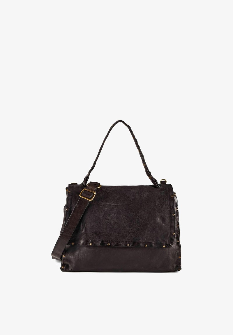 Bolso de hombro de cuero marrón oscuro con correa ajustable, asa superior y tachuelas metálicas a lo largo de los bordes sobre un fondo blanco.