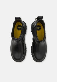 Botine negre din piele cu panouri texturate, Talpă din cauciuc și un tab pentru a le trage. Interiorul prezintă o branț galben cu logo-ul mărcii.